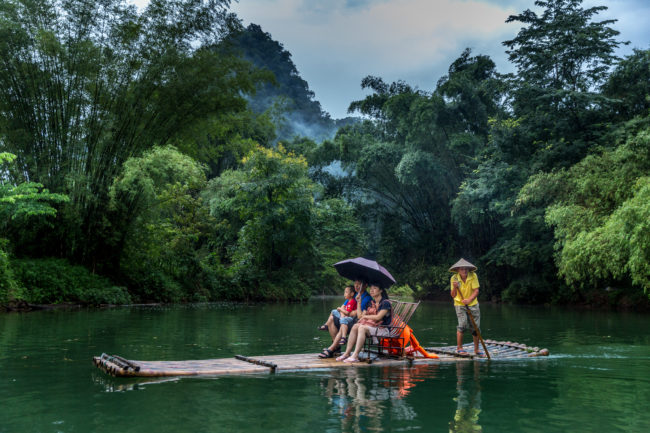 Yangshuo: una zattera di turisti cinesi naviga su un fiume