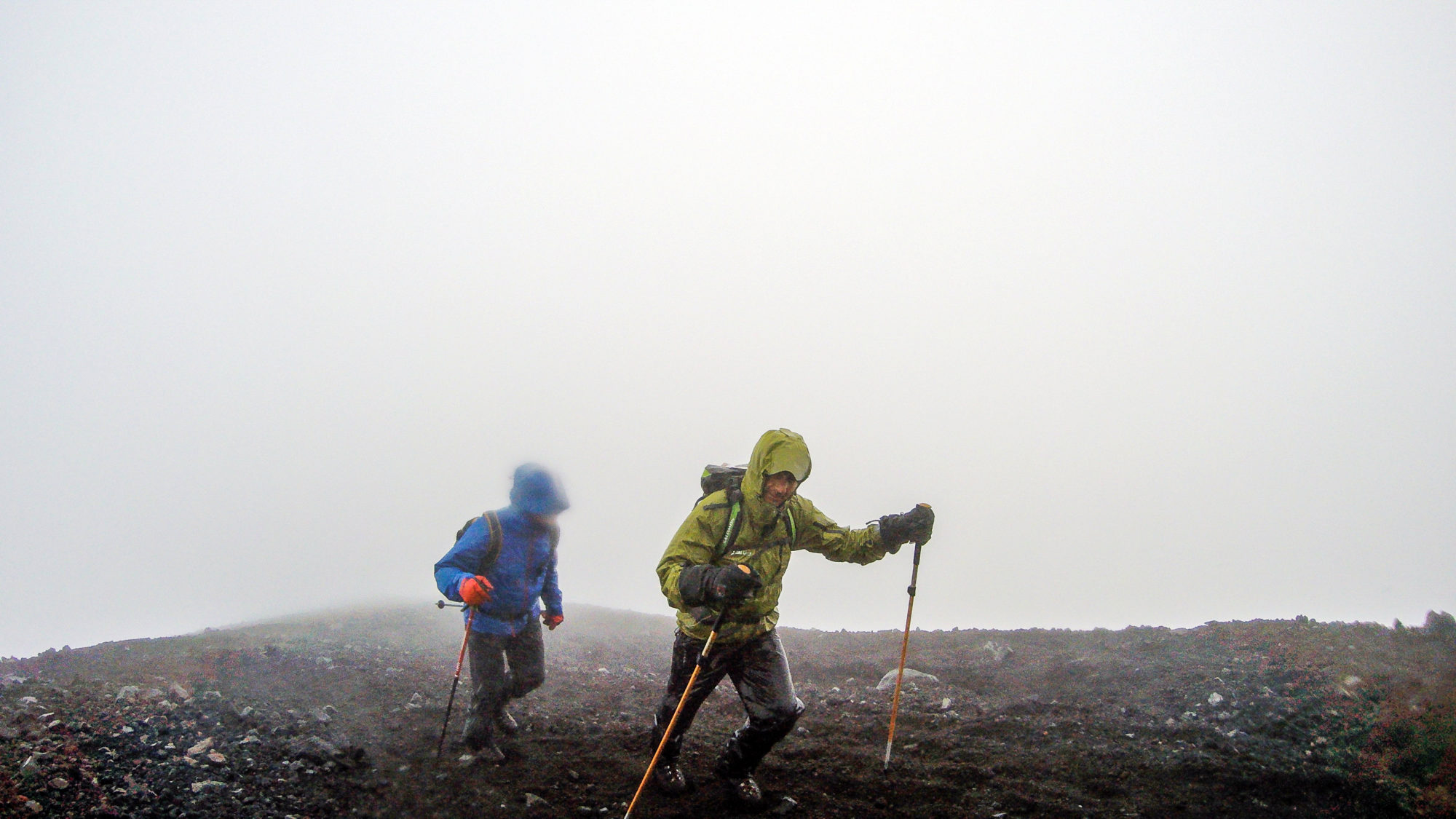 Foto di albi zucchi cammina, seguito da una guida verso la cima del vulcano