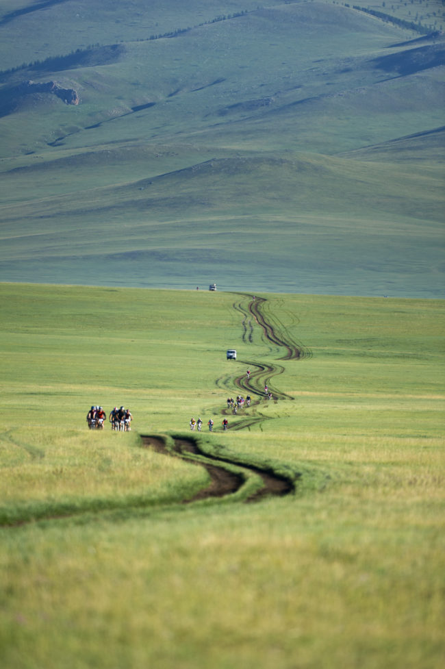 Ciclisti sul percorso della Mongolia Bike Challange