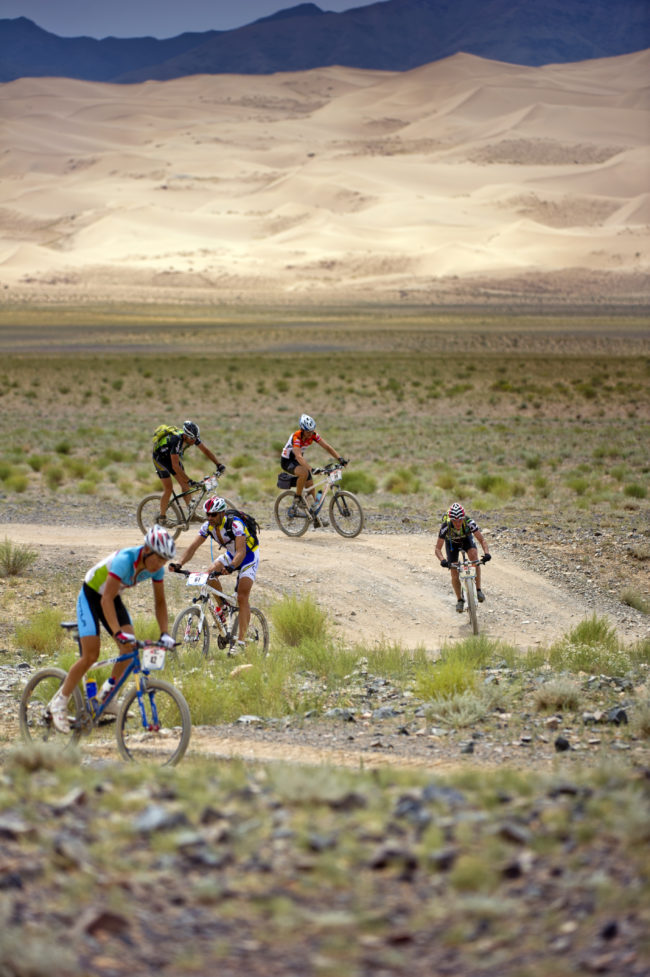 Ciclisti sul percorso della Mongolia Bike Challange