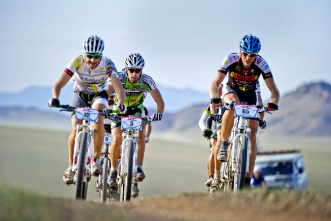 Ciclisti sul percorso della Mongolia Bike Challenge