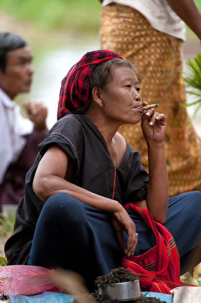 Una donna birmana che fuma