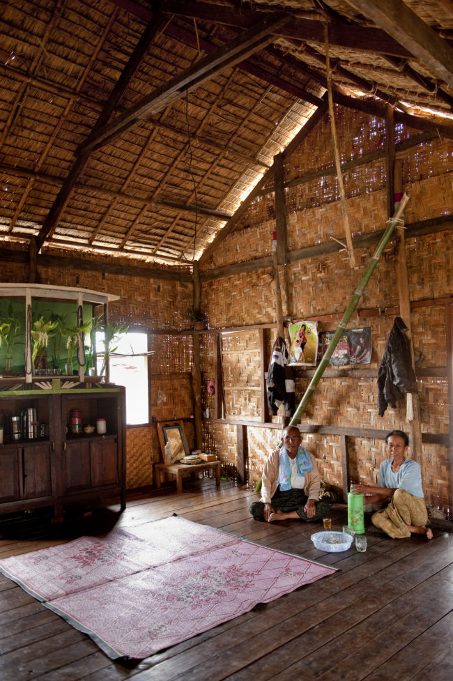 Una famiglia in una tipica abitazione del Myanmar