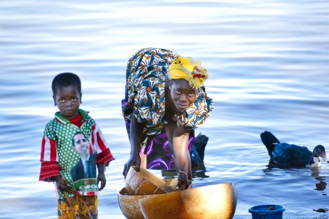 Donna lava le stoviglie sul fiume Niger