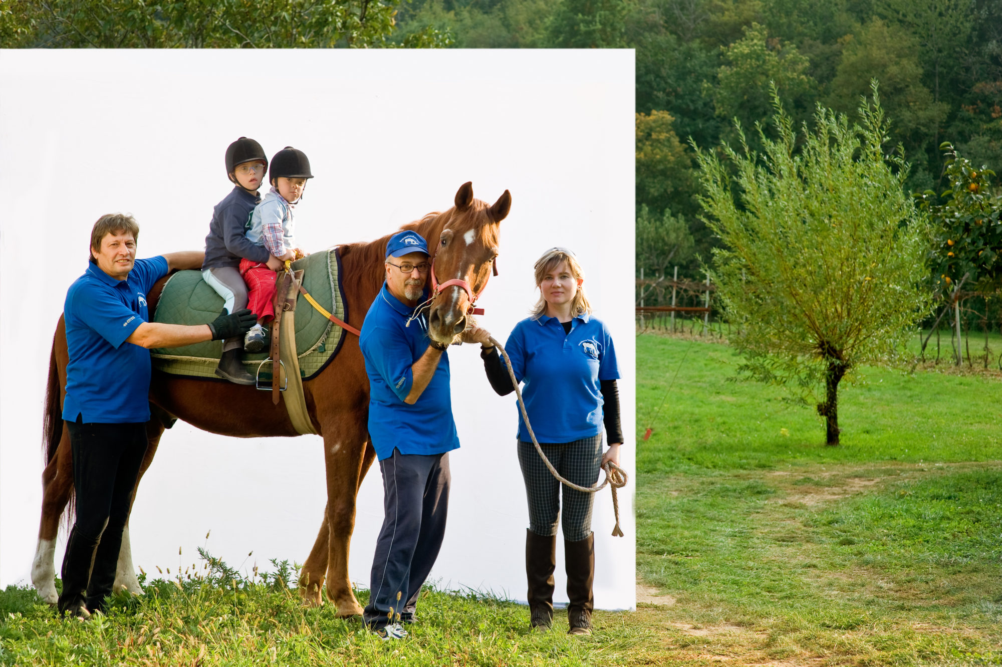 Foto di Volontari con bambini e cavallo