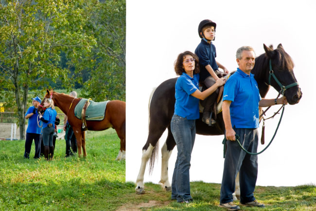 Volontari con bambino e cavallo