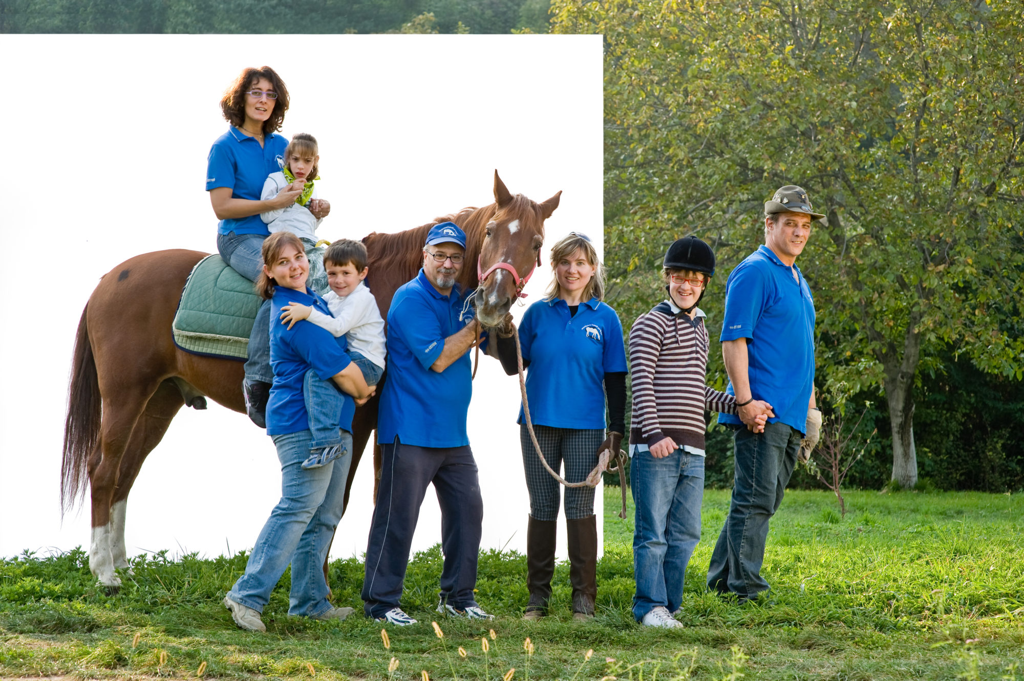 Foto di Volontari con gruppo di bambini e cavallo