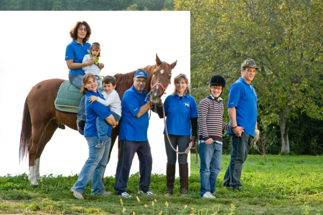 Volontari con gruppo di bambini e cavallo