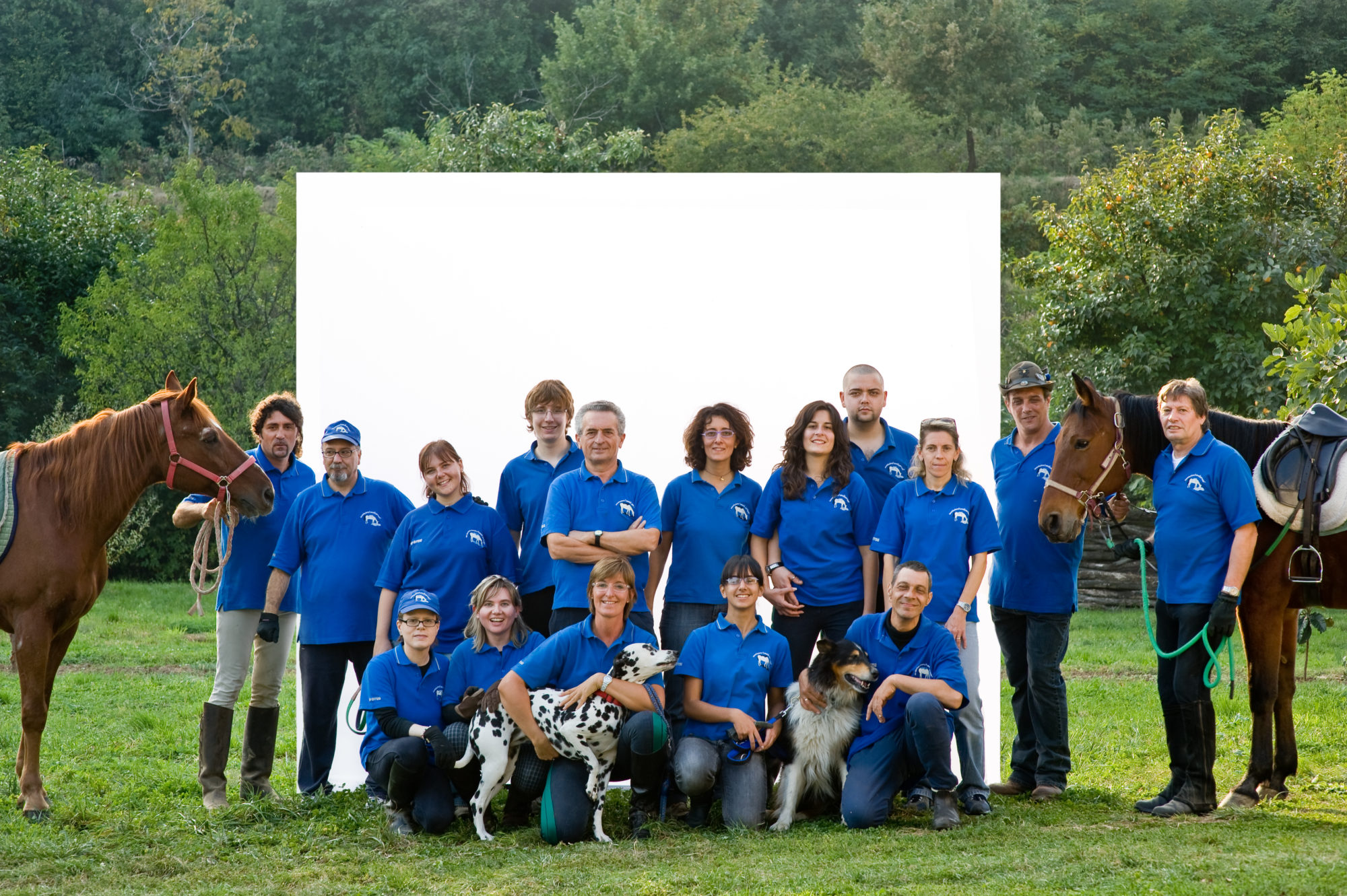 Foto di Gruppo di volontari con cavalli e cani