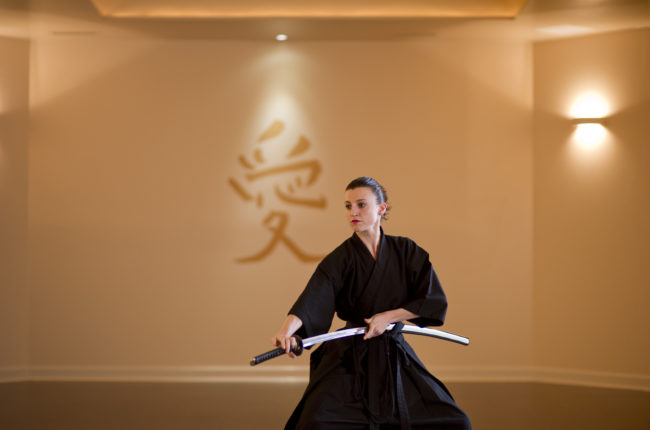 un'atleta si allena con la katana nell'accademia di maharishi