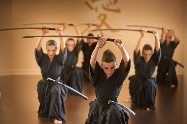 allenamento con le katane nell'accademia di maharishi