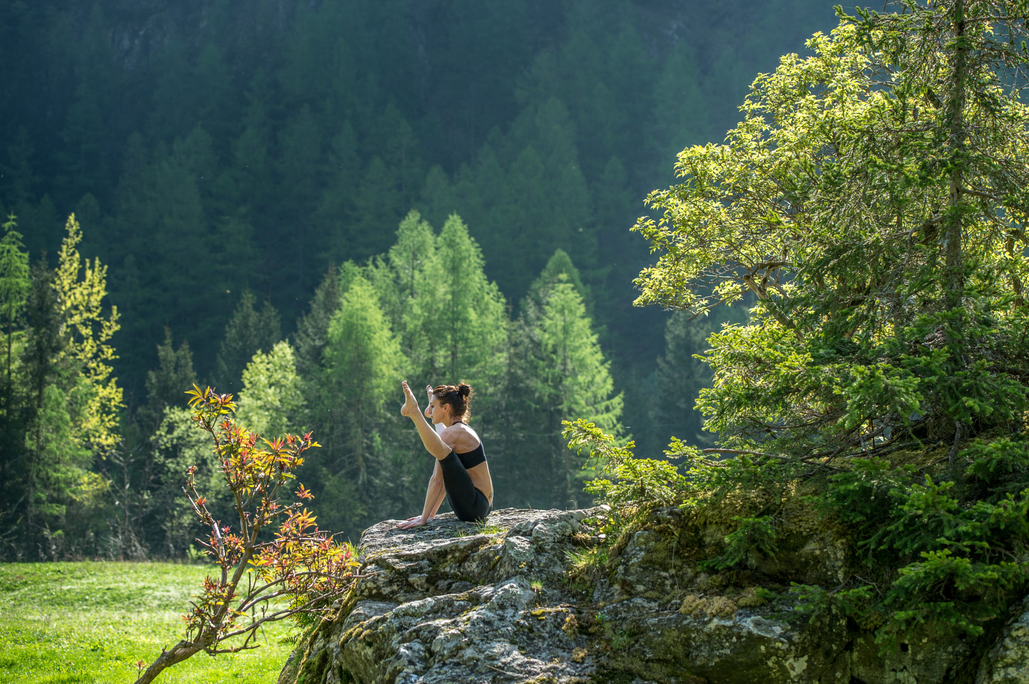 Foto di donna pratica Yoga in ambiente naturale