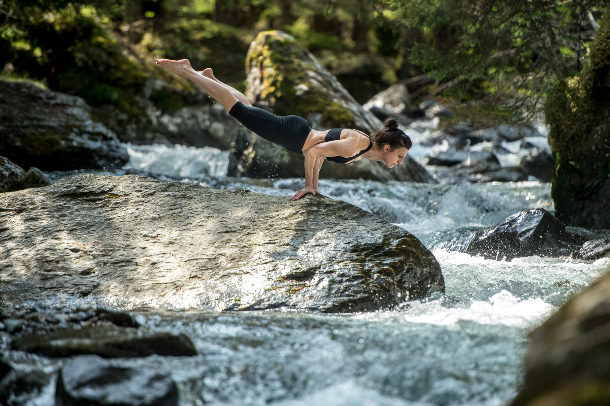Foto di un’atleta pratica yoga in un bosco