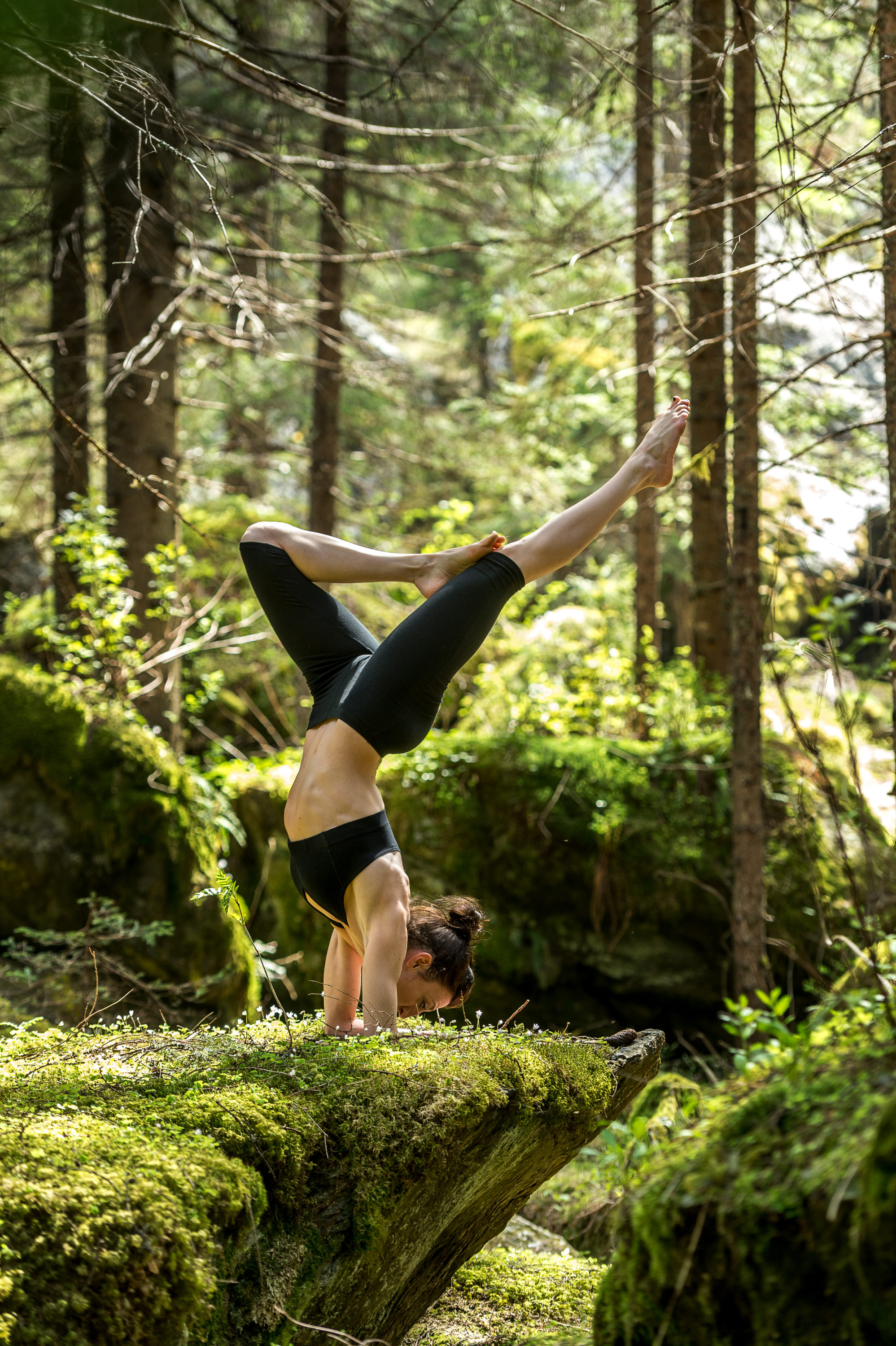 Foto di donna pratica Yoga in mezzo alla natura