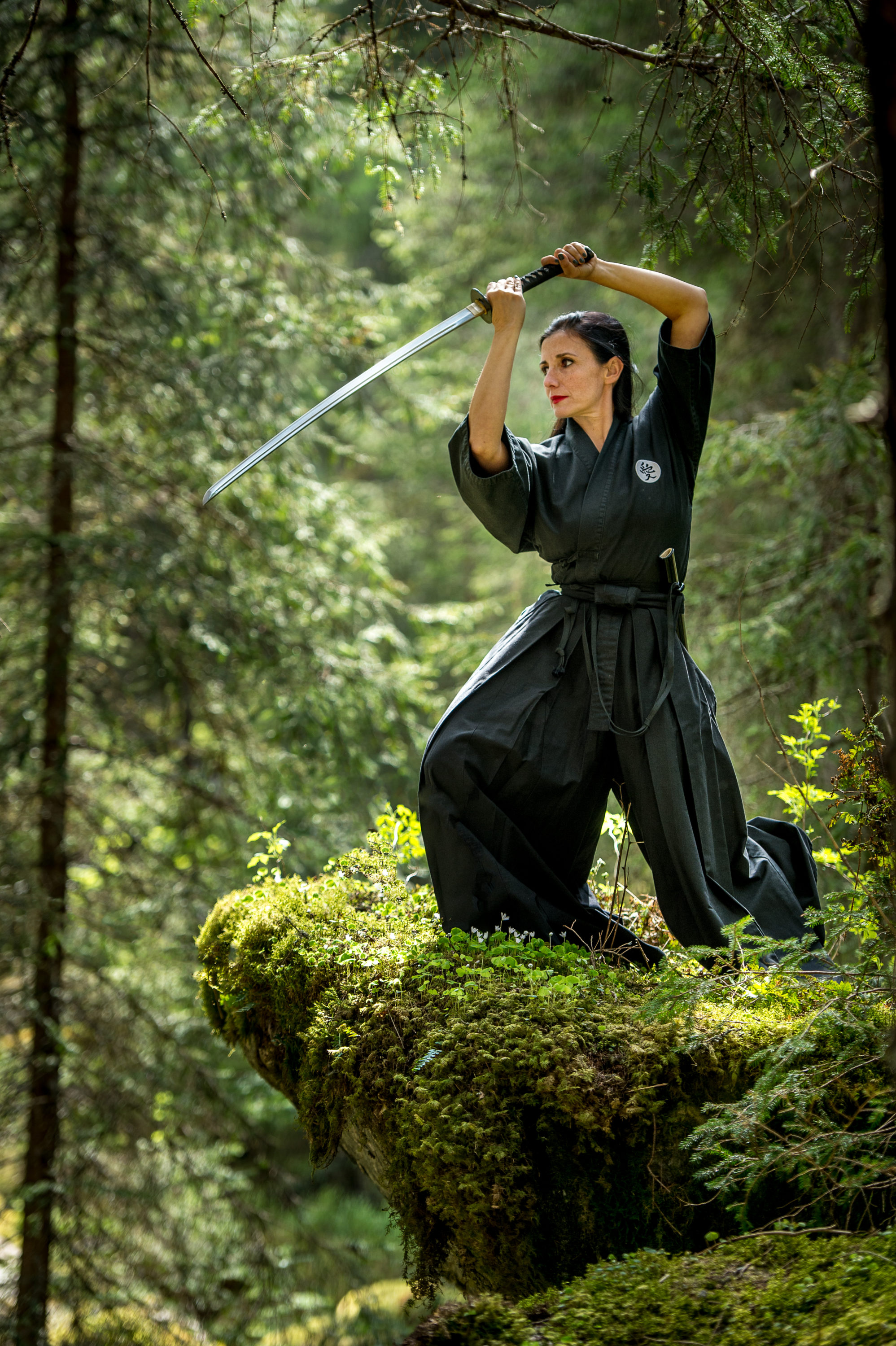 Foto di donna pratica Yoga con la katana in mezzo alla natura