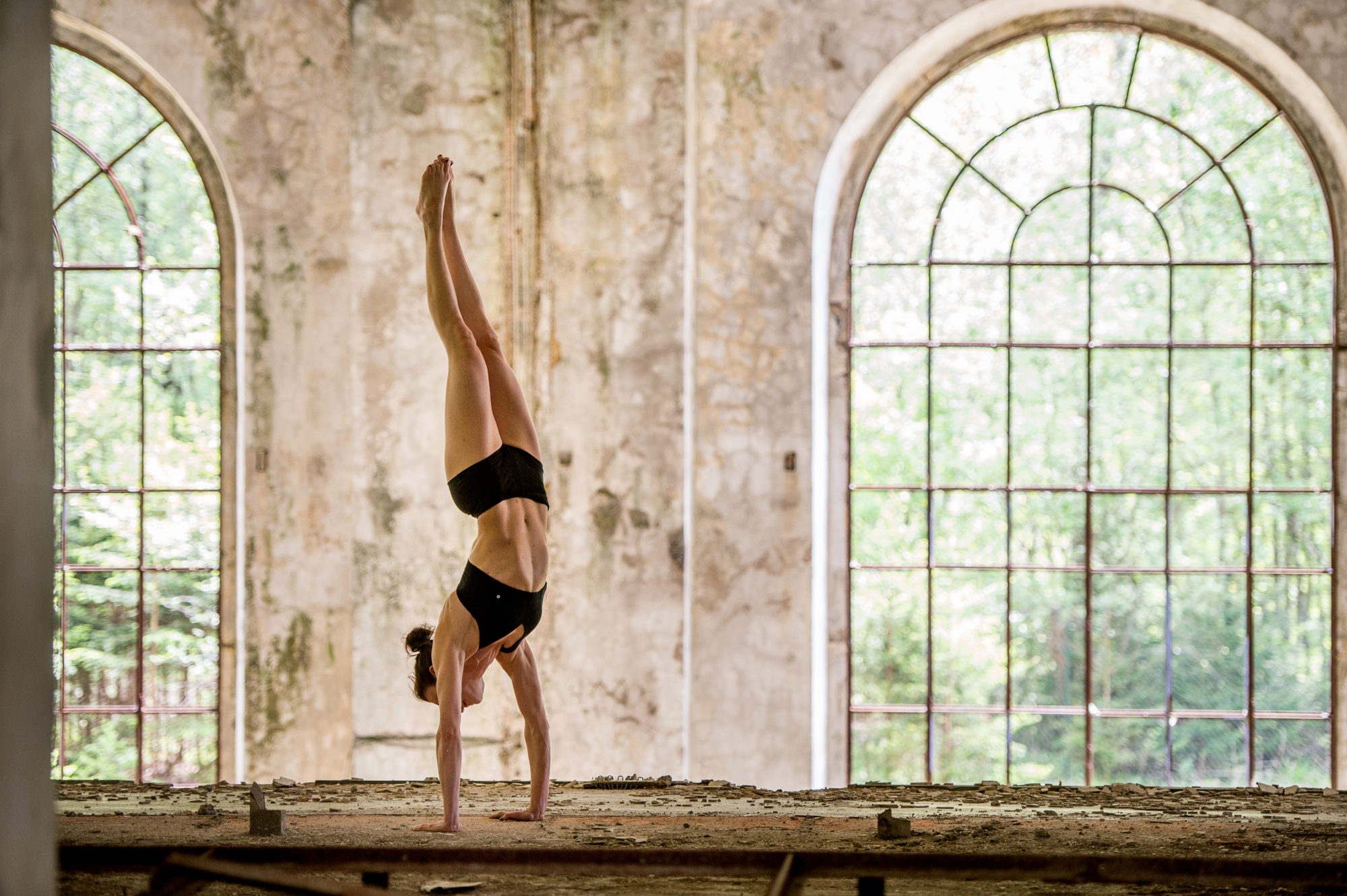Foto di atleta pratica Yoga in una location inusuale
