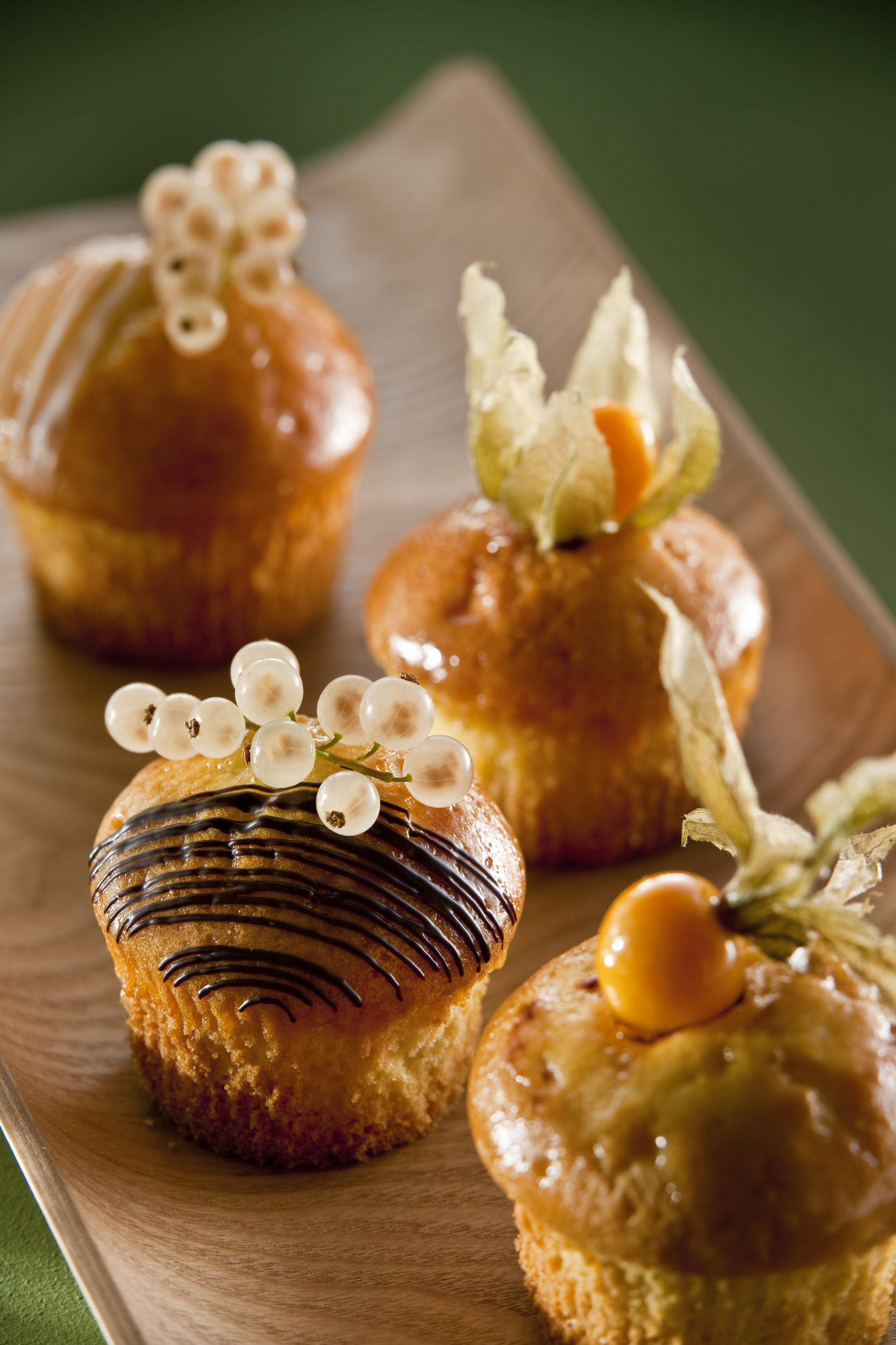 Foto di muffin con decorazione di alchechengi e ribes