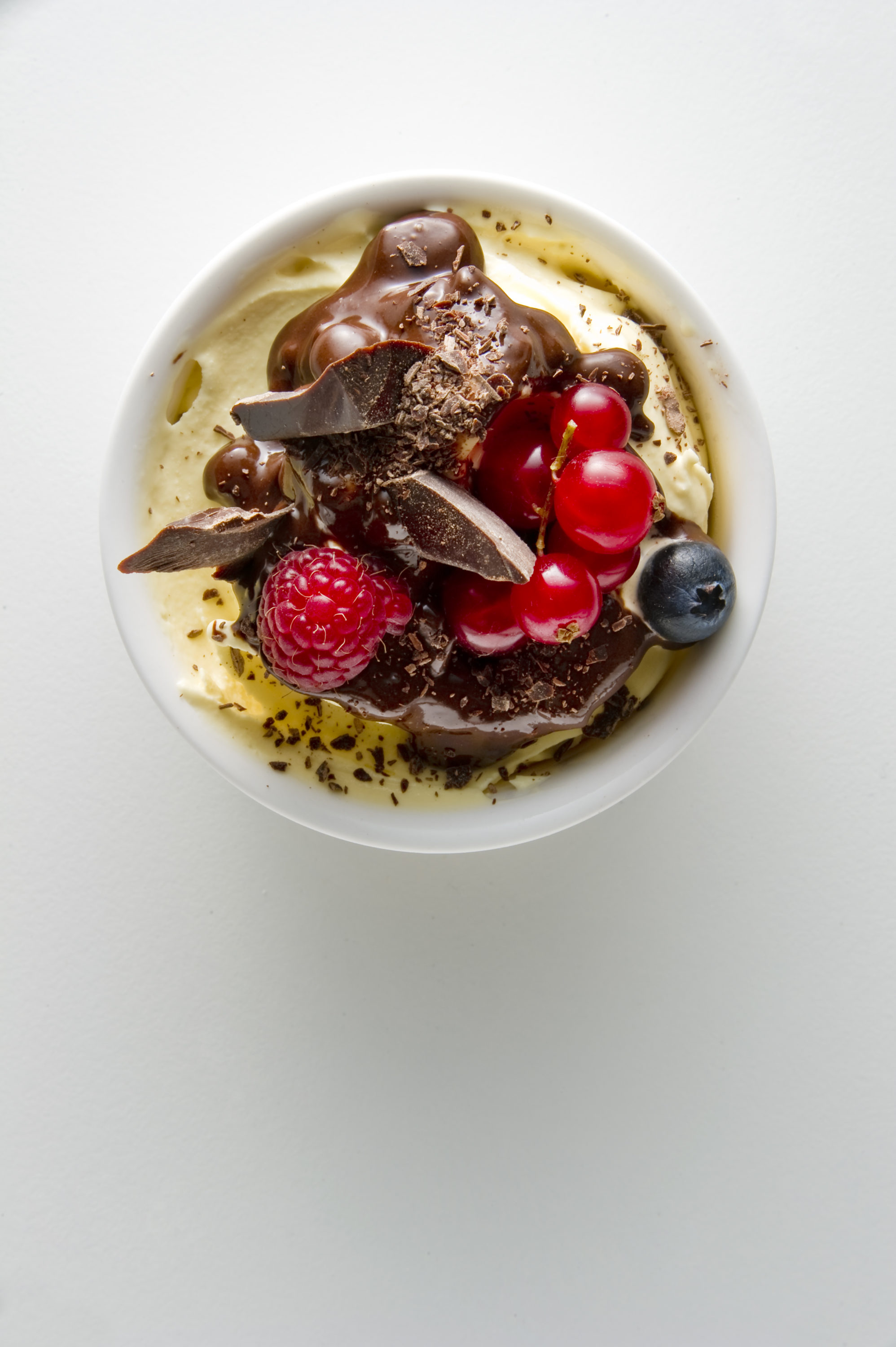 Foto di Coppa di gelato con scaglie di cioccolato e frutta