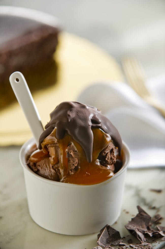 Coppa di gelato decorato con cioccolato e caramello