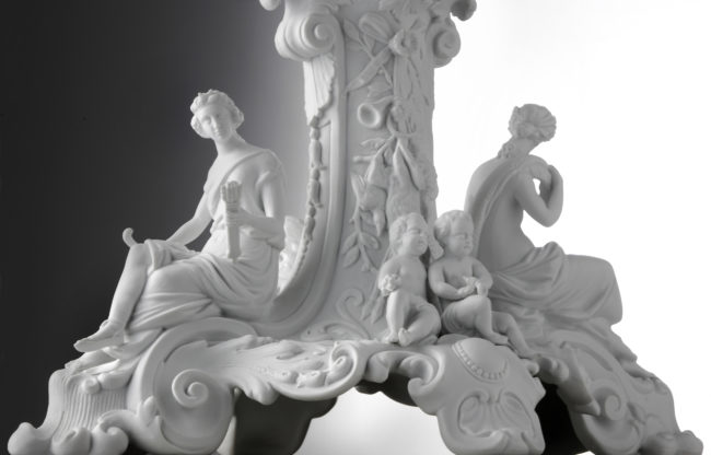 Dettaglio di una statua di porcellana