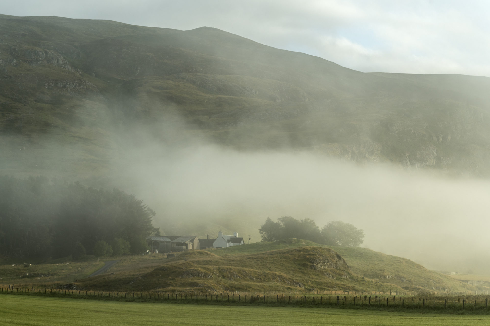 Foto di nebbia all’alba sull’isola di Skye