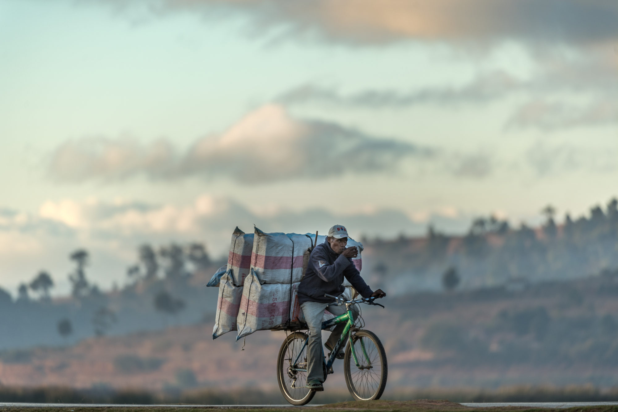Foto di uomo trasporta merce in bicicletta