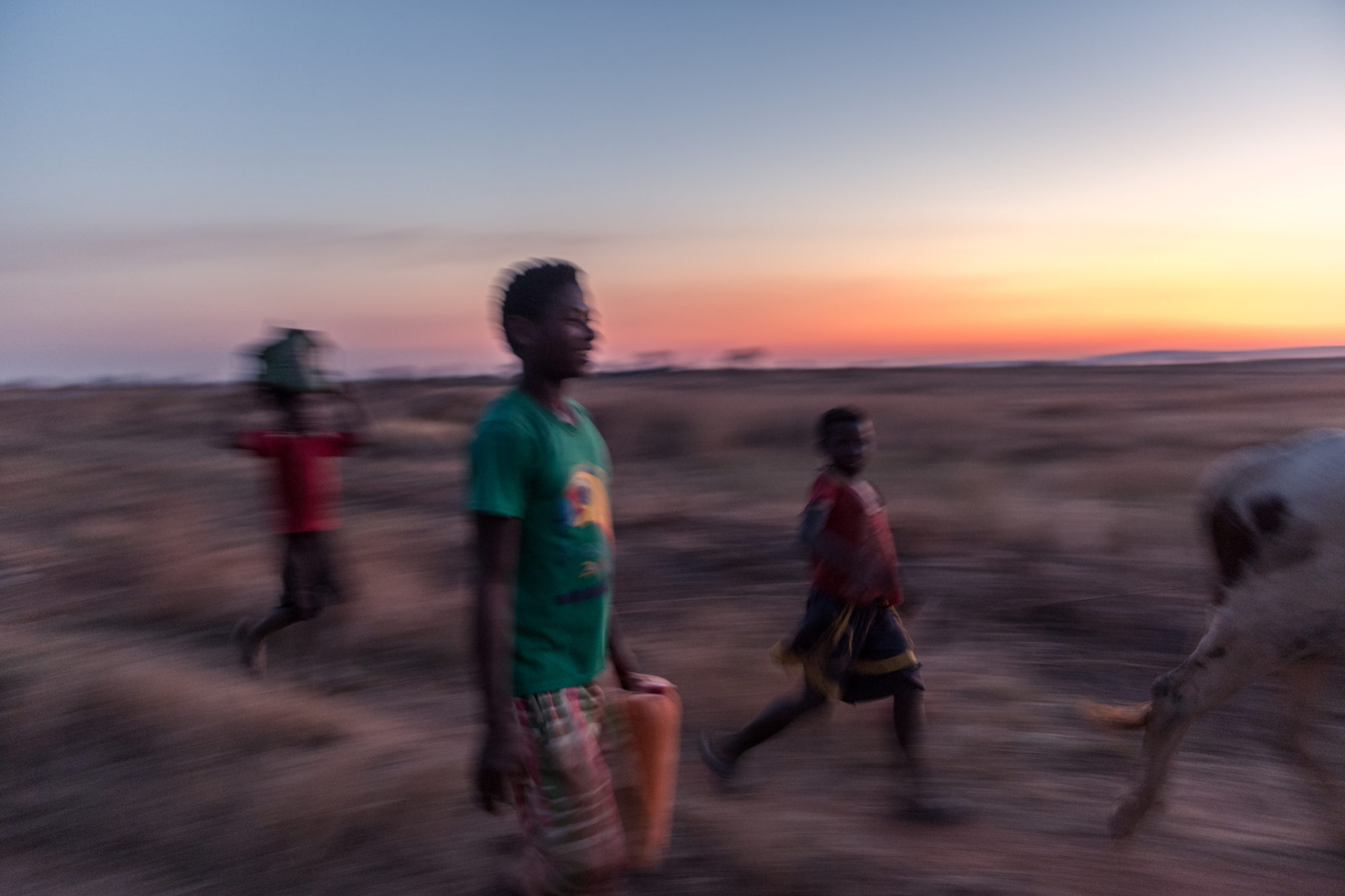 Foto di ragazzini corrono alle prime luci dell’alba