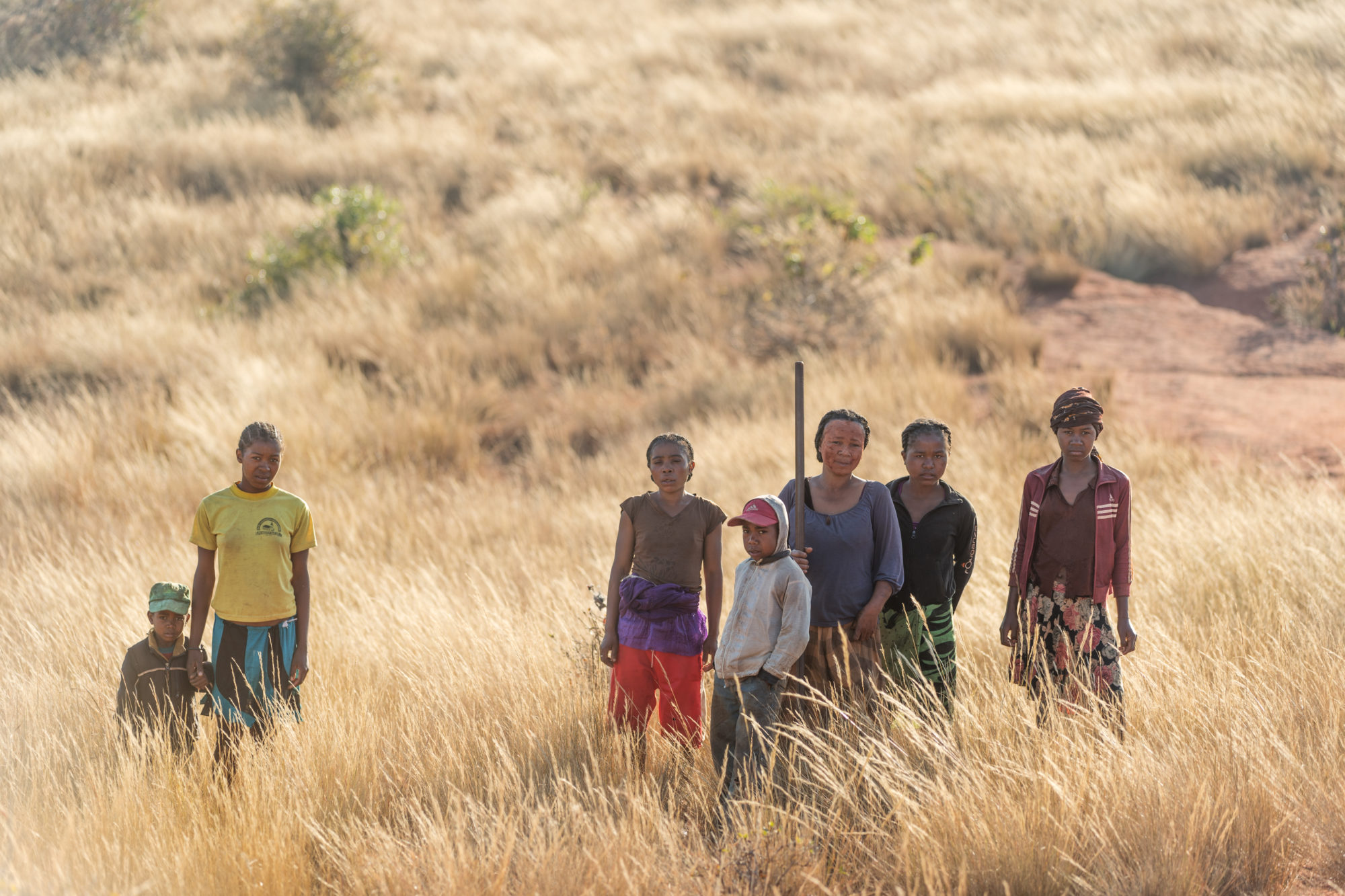 Foto di donne e bambini in un campo di grano