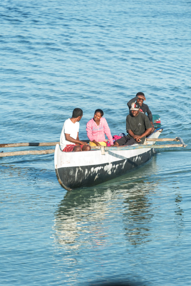 persone su un'imbarcazione in mezzo al fiume