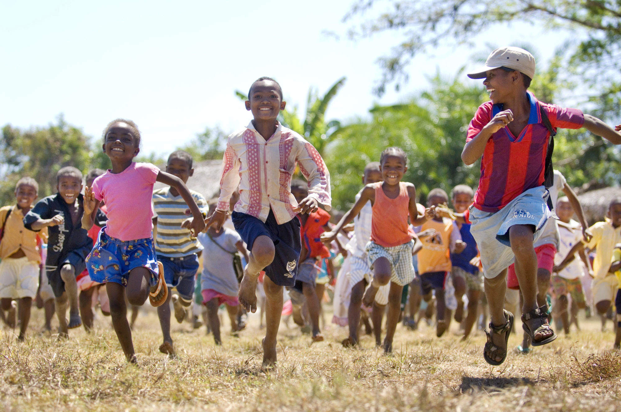 Foto di bambini malgasci che corrono fuori da scuola