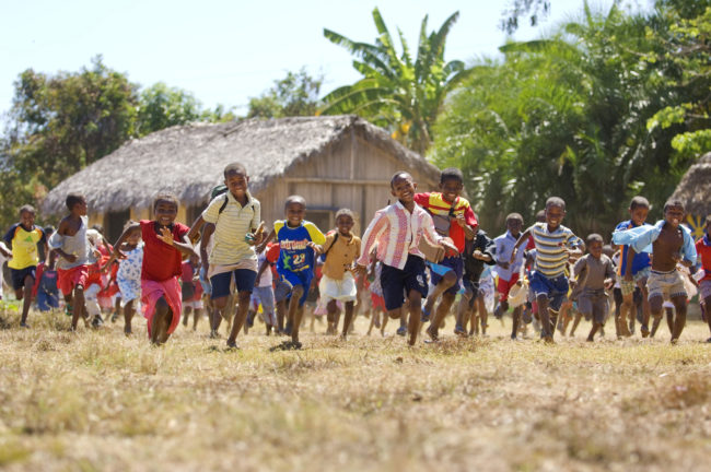 bambini malgasci che corrono fuori da scuola