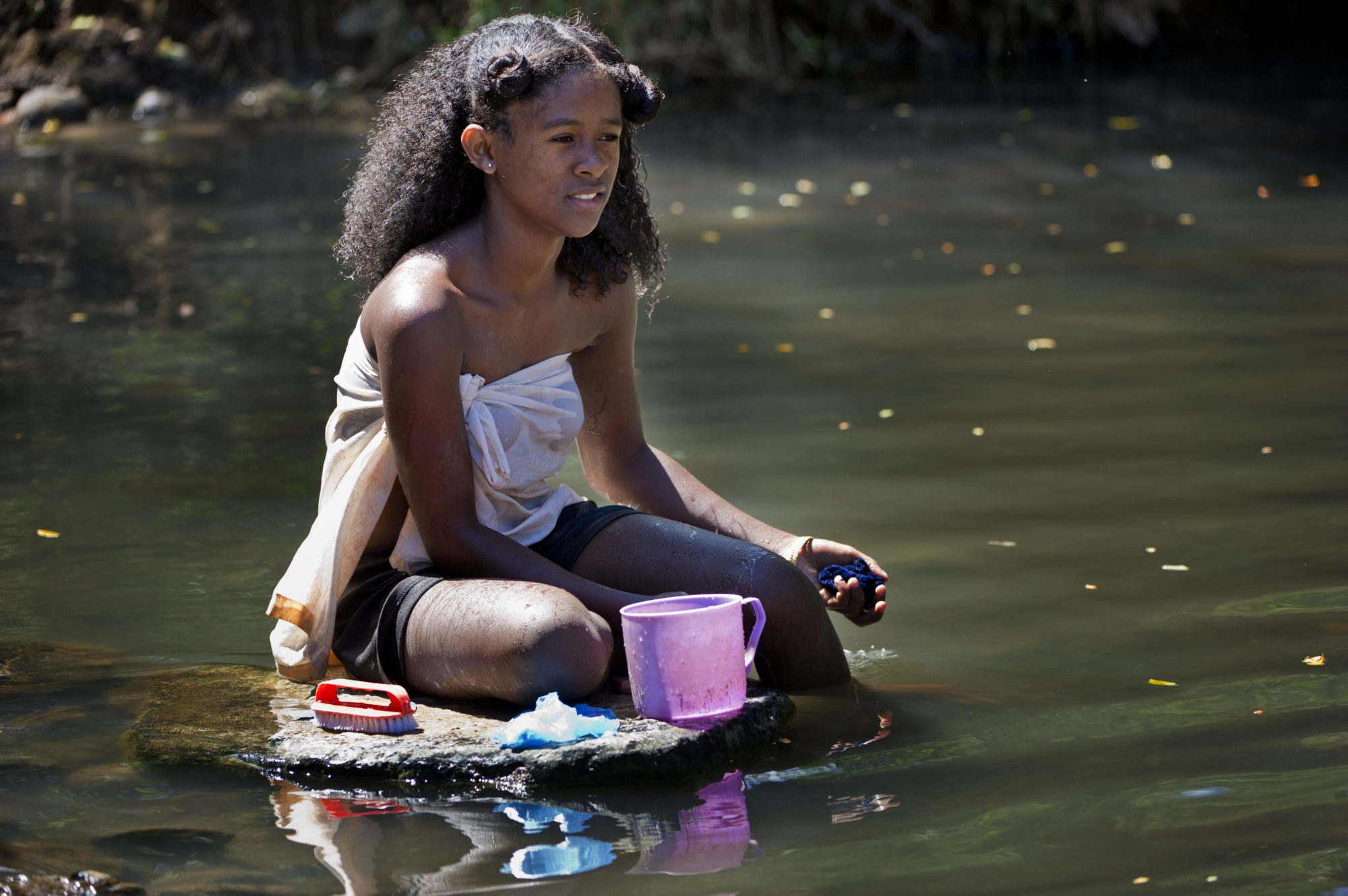 Foto di ragazza lava al fiume
