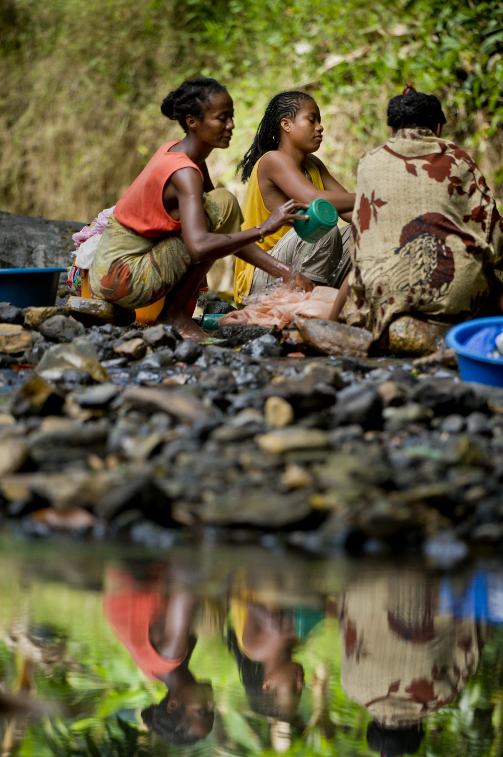 Foto di donne lavano al fiume