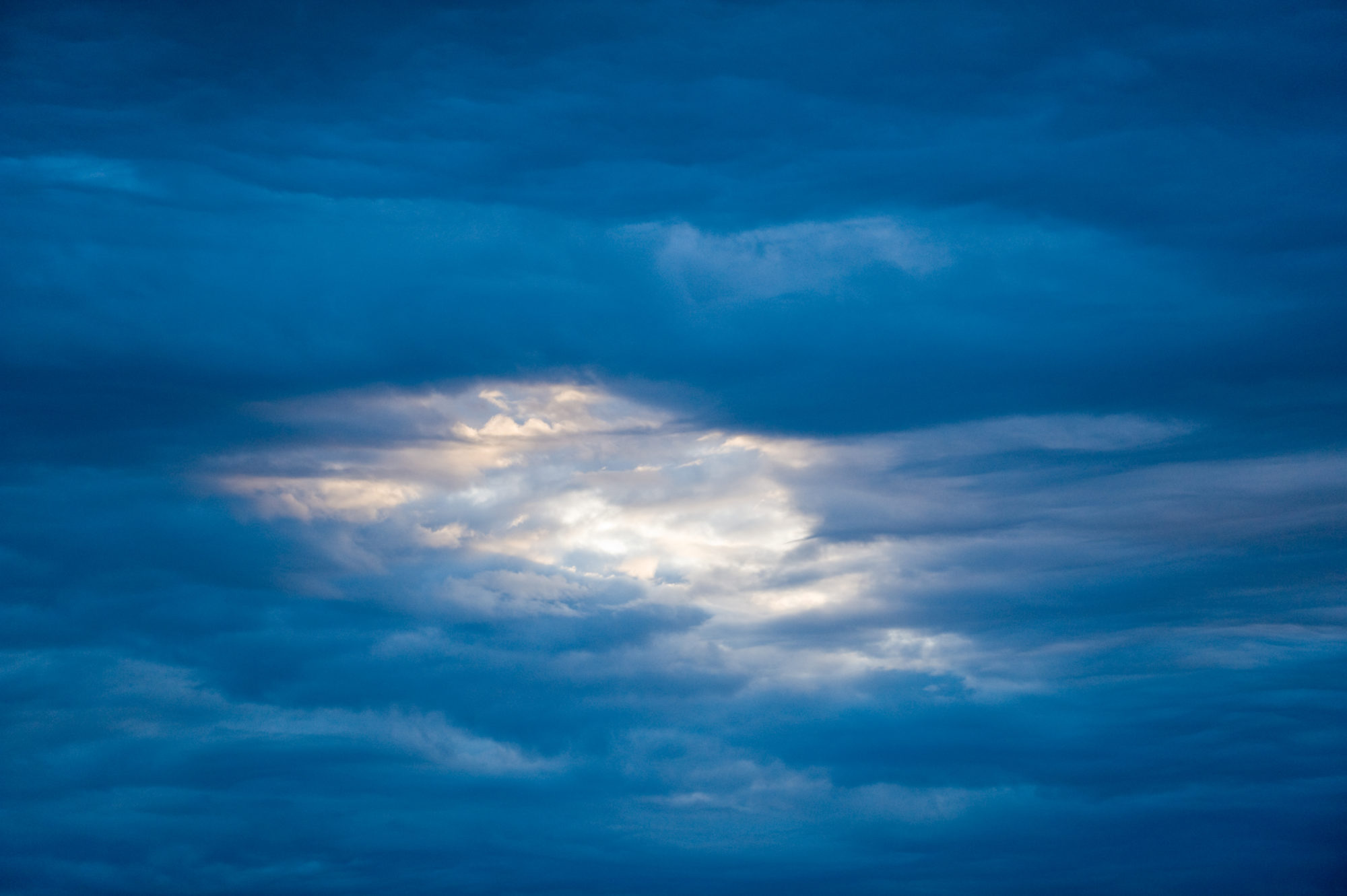 Foto di spiraglio di luce nel cielo nuvoloso