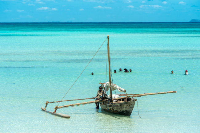 una lakana, tipica imbarcazione malgascia, in riva al mare