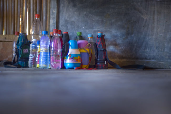 le bottiglie dell'acqua posate sul pavimento di una scuola in madagascar