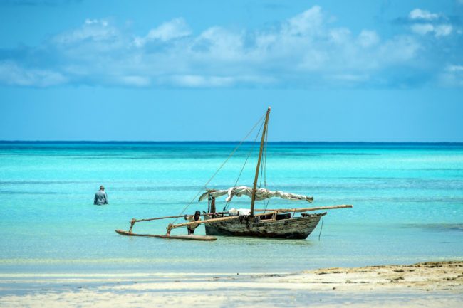 una lakana, tipica imbarcazione malgascia, in riva al mare
