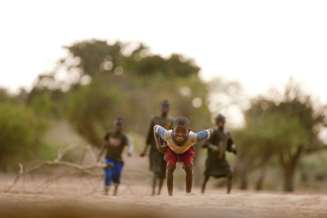 Bambini che giocano su una spiaggia in riva al fiume Niger