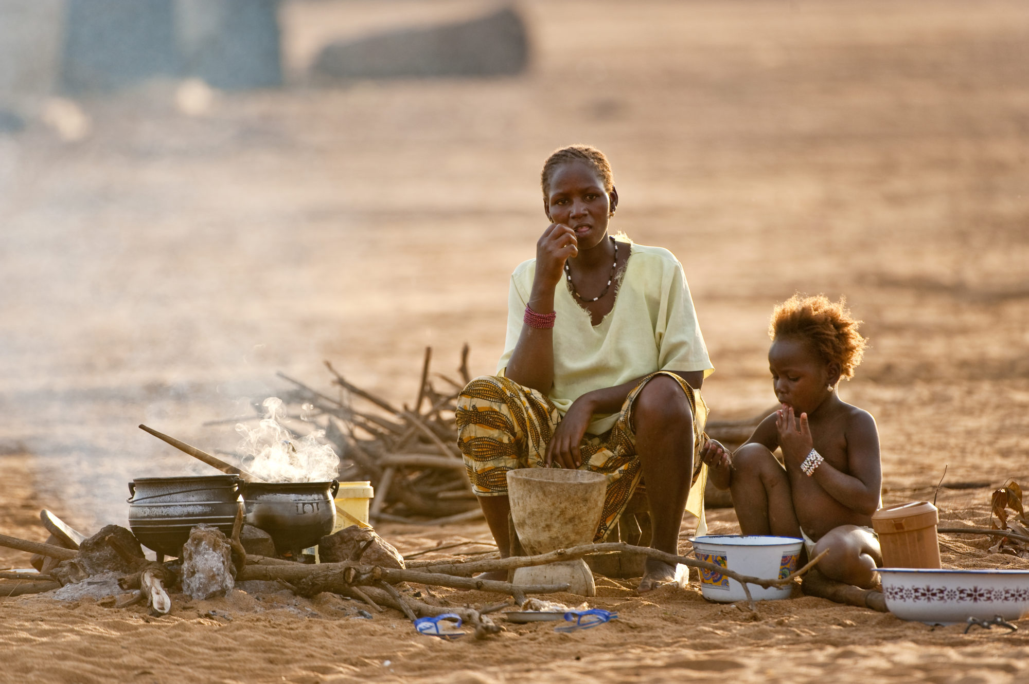 Foto di Una nomade cucina su una spiaggia sul fiume Niger