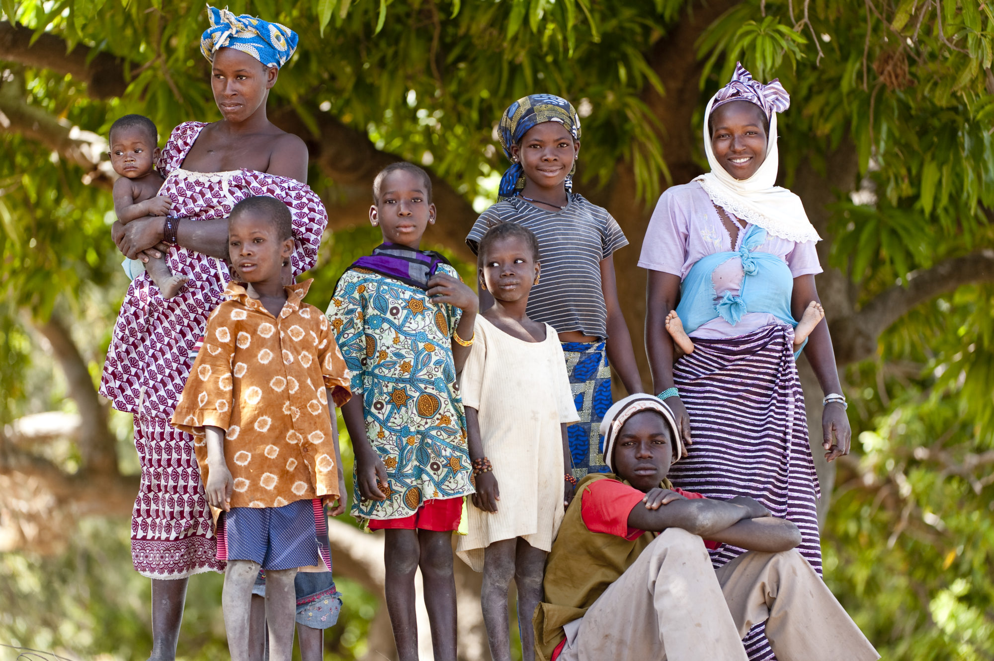 Foto di Un gruppo di persone sulla riva del fiume Niger