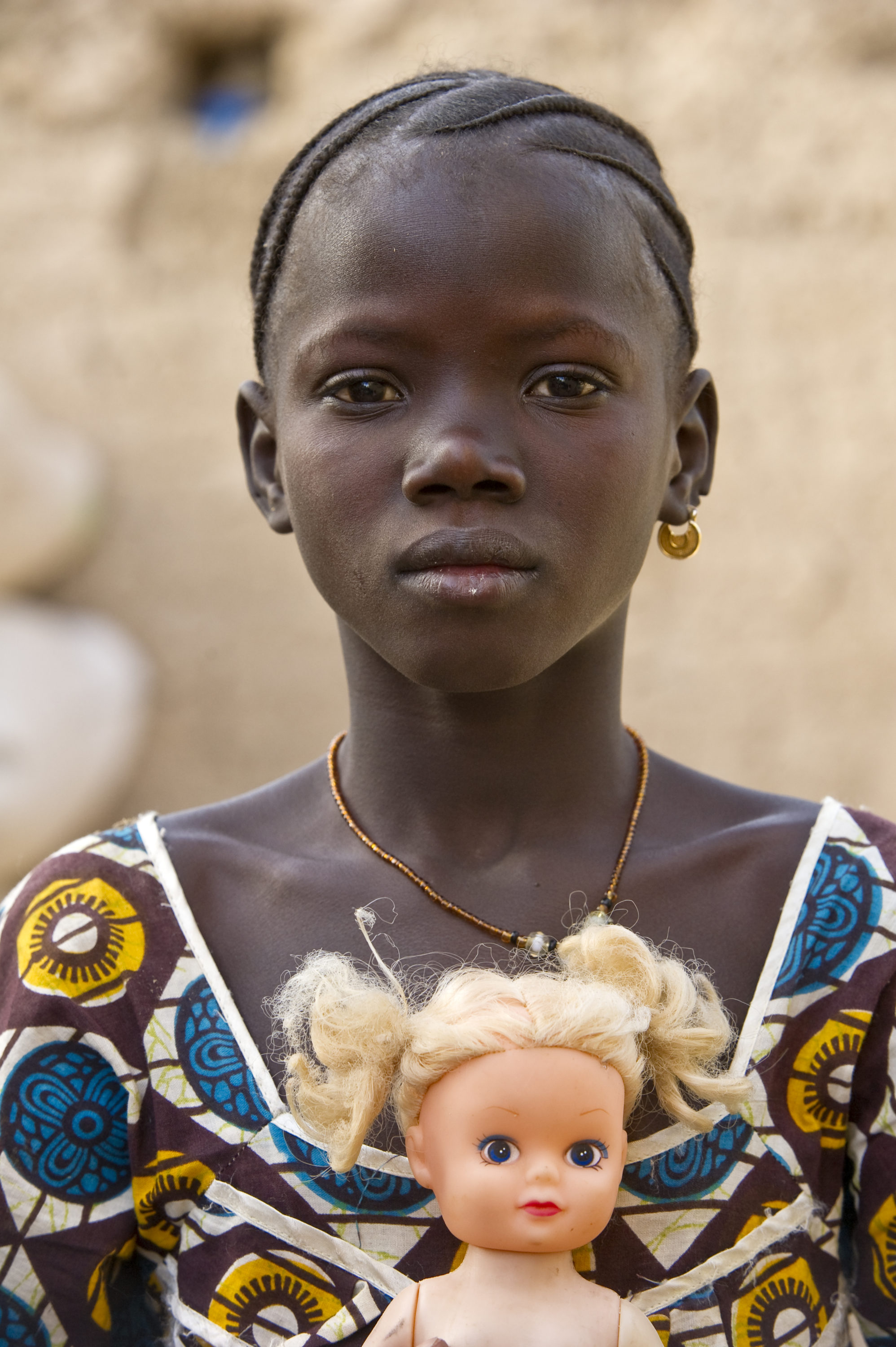 Foto di Una bambina con la sua bambola