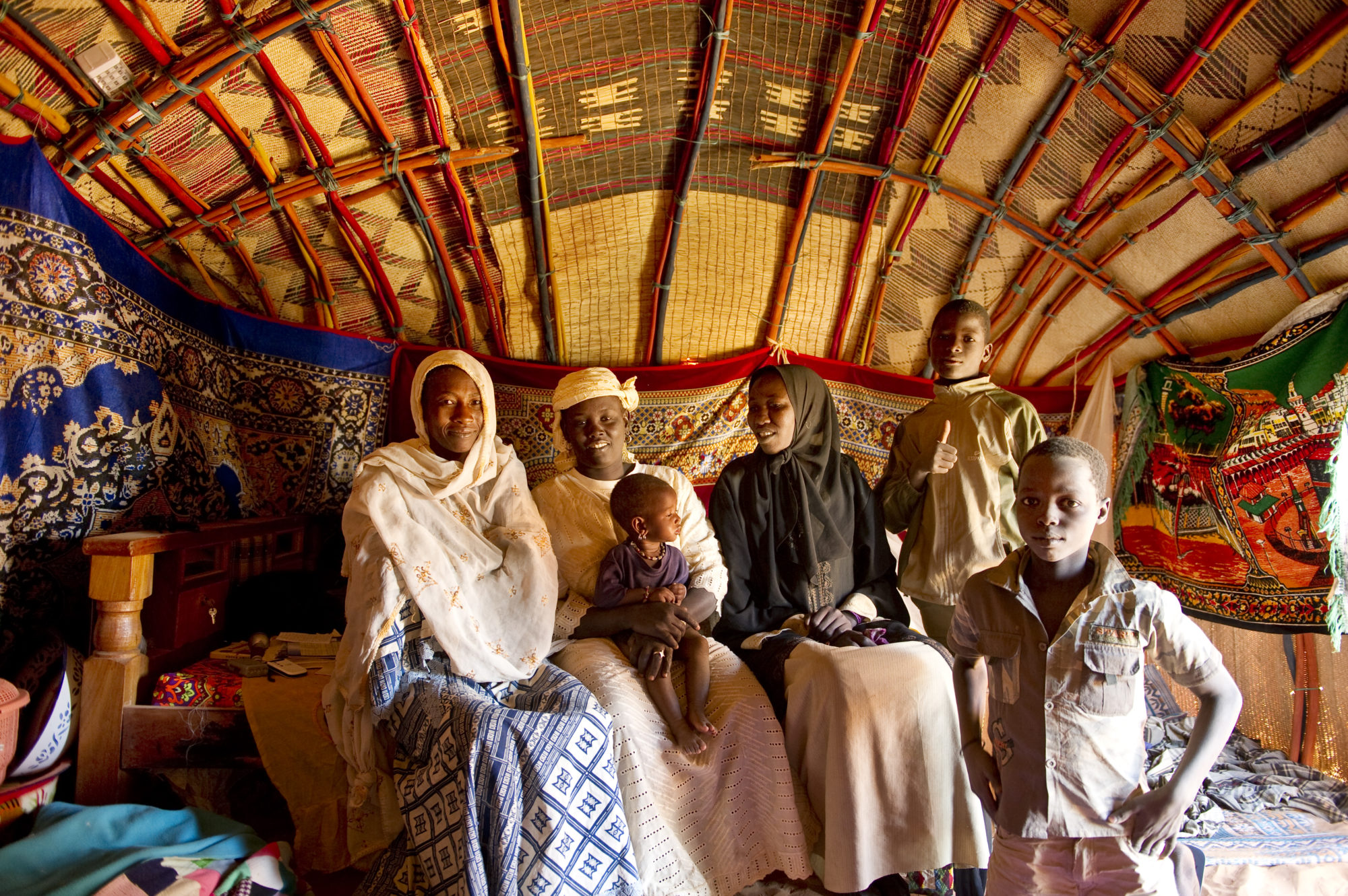 Foto di Gruppo familiare all’interno della propria tenda