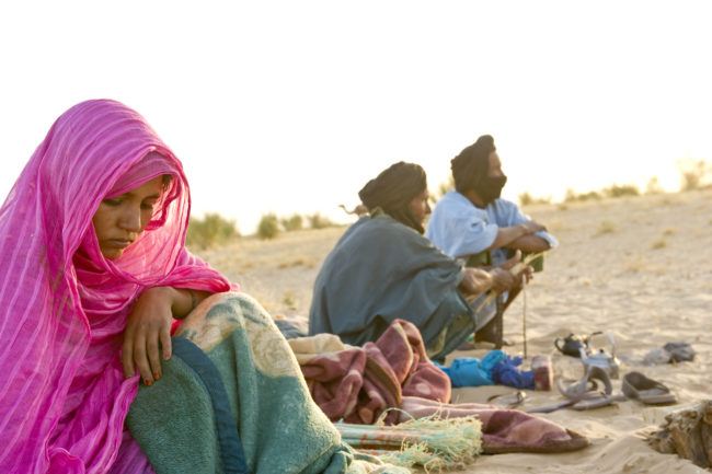 Famiglia nomade all'alba nel deserto del Sahara