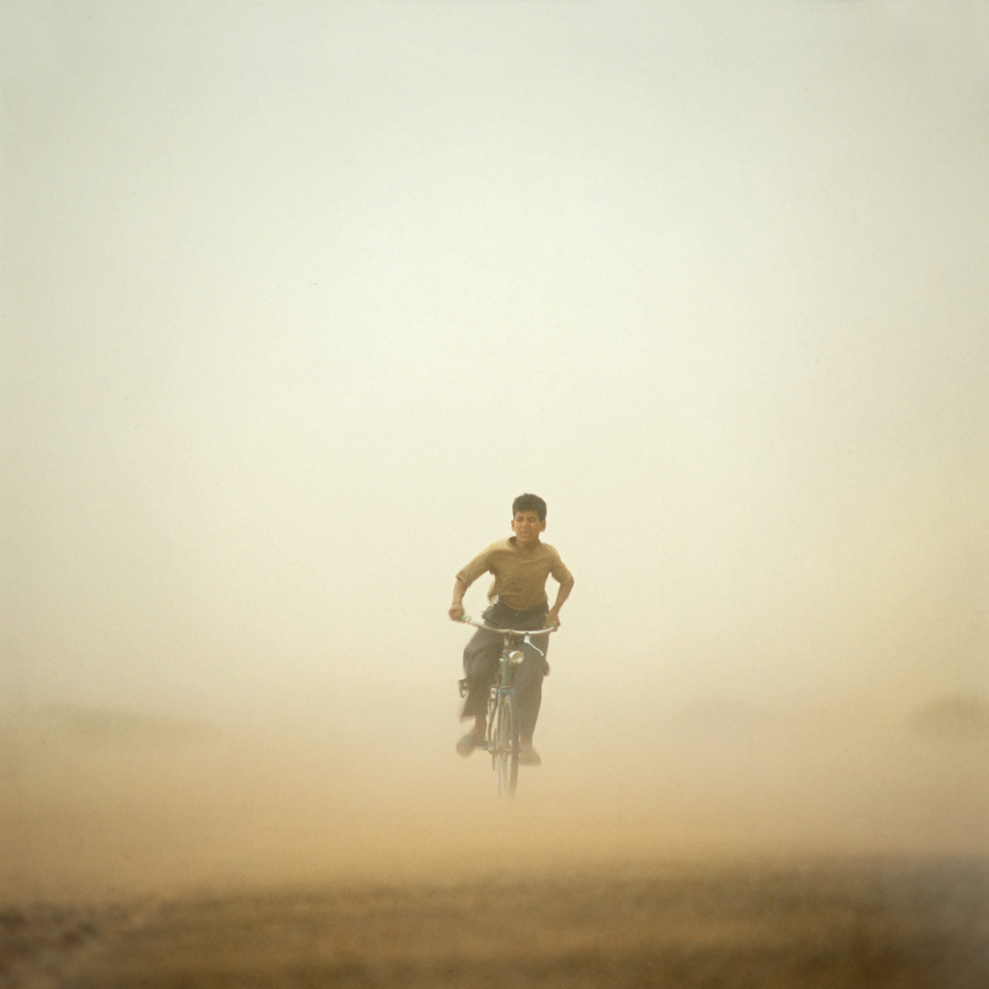 Foto di bimbo attraversa una tempesta di sabbia nel sahara