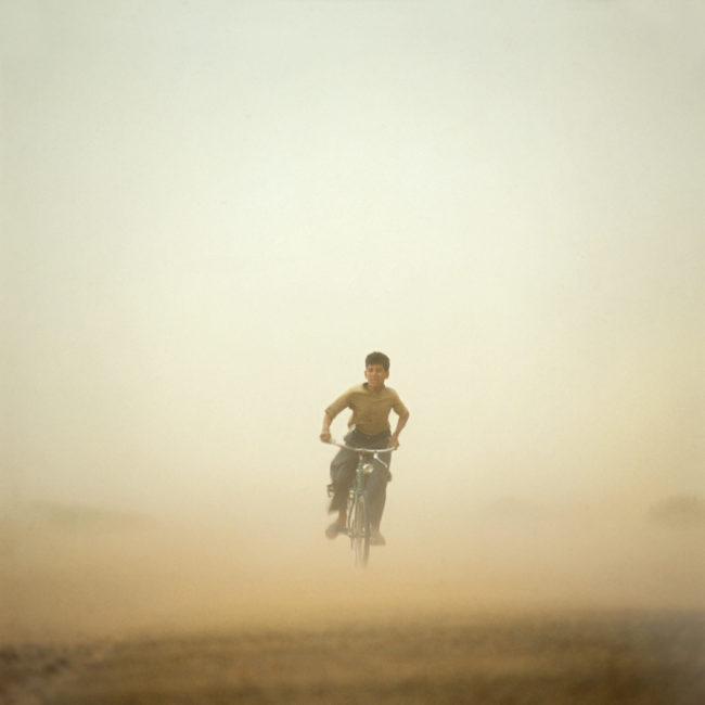 bimbo attraversa una tempesta di sabbia nel sahara