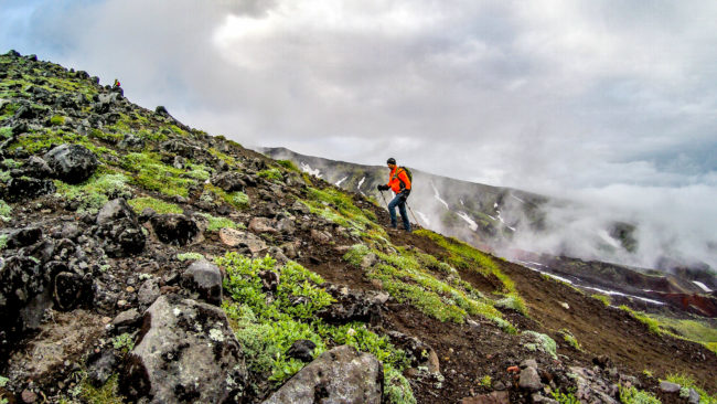 Albi Zucchi e Aldo Mazzocchi camminano tra i licheni verso la cima del vulcano Avachinsky