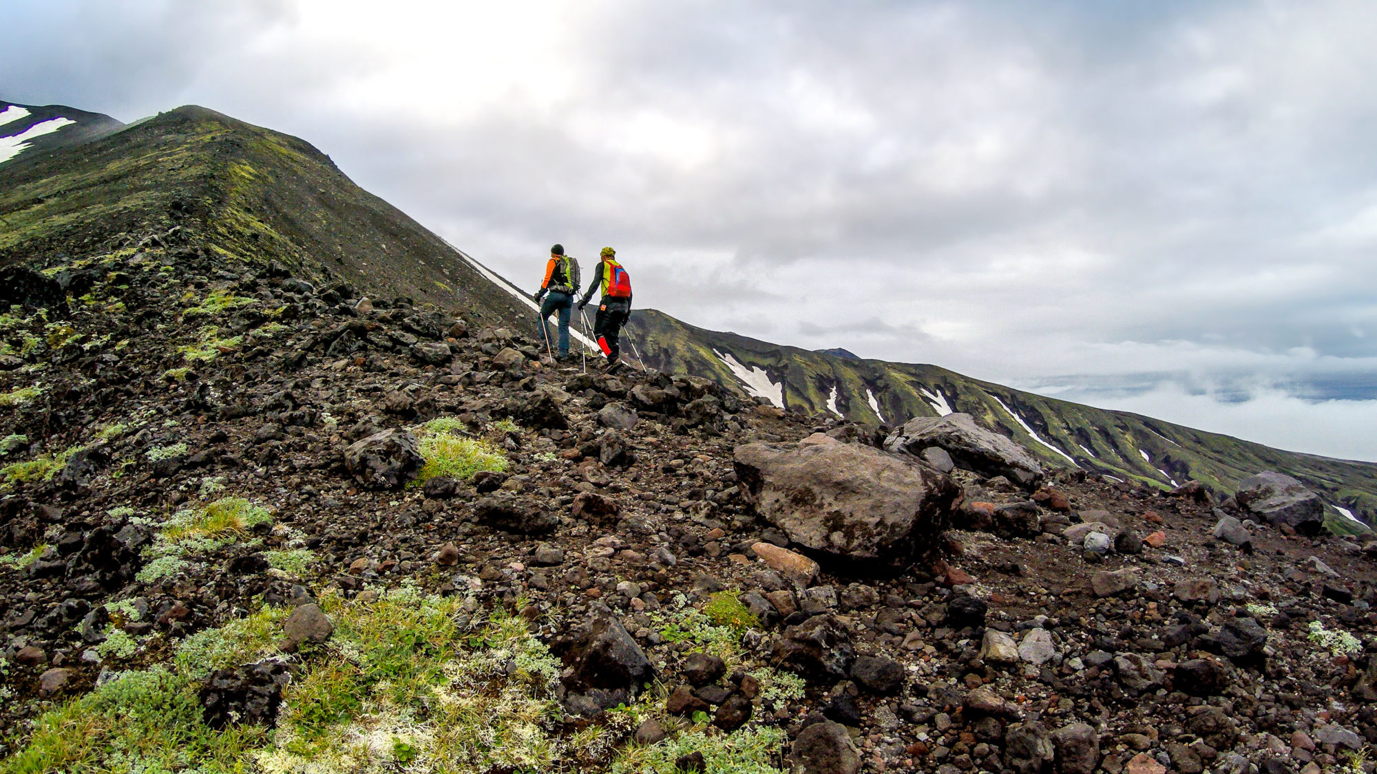Foto di albi zucchi e aldo mazzocchi camminano verso la cima del vulcano avachinsky