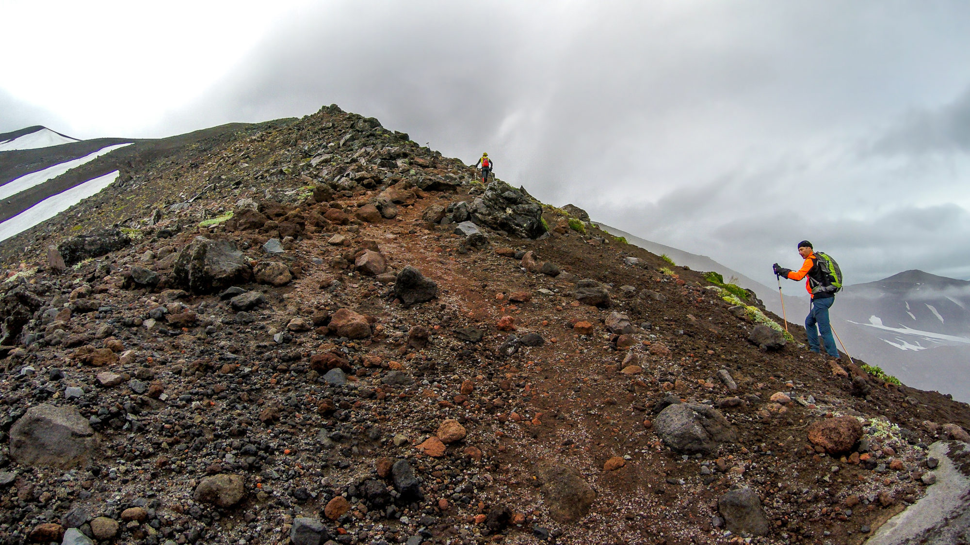 Foto di albi zucchi e aldo mazzocchi camminano verso la cima del vulcano