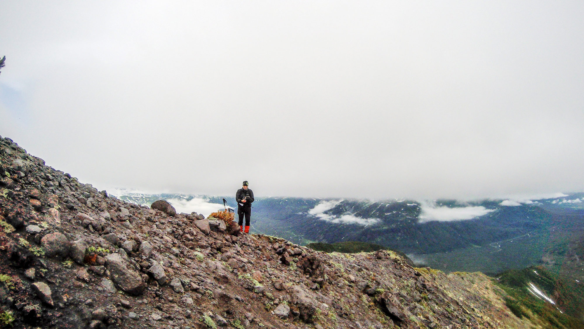 Foto di pausa verso la cima del vulcano avachinsky