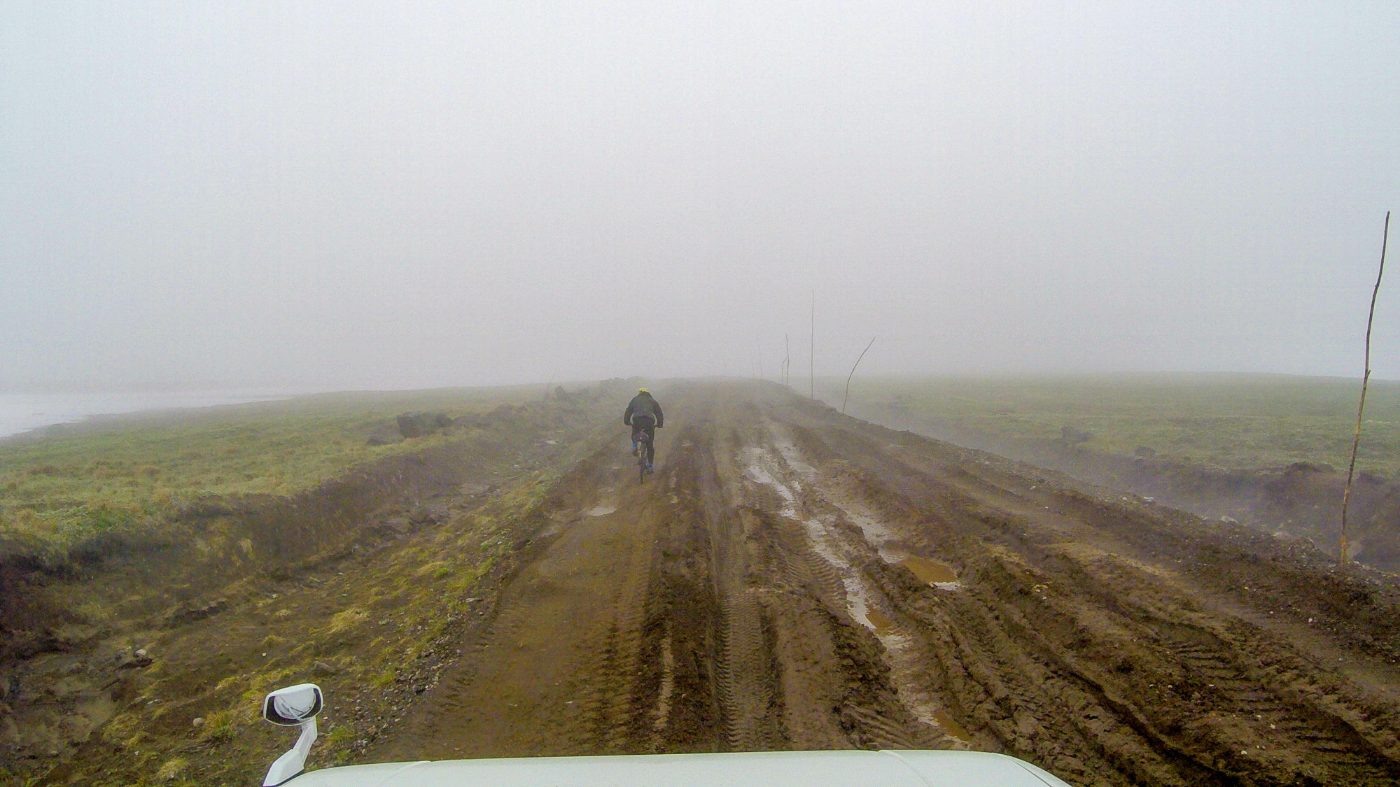 Foto di aldo mazzocchi pedala sulla ripida strada che porta alla base del vulcano mutnovsky